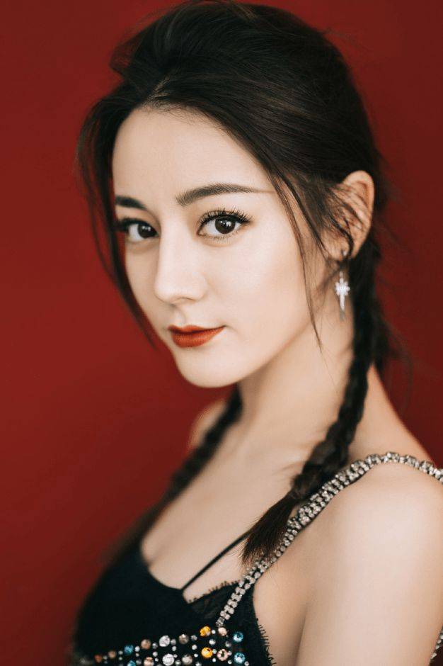 亮片|明星的时尚穿法，穿吊带裙还要叠穿一件，没想到却意外美艳动人！