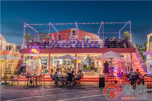 凤凰酒吧街成青岛时尚夜生活"新地标"