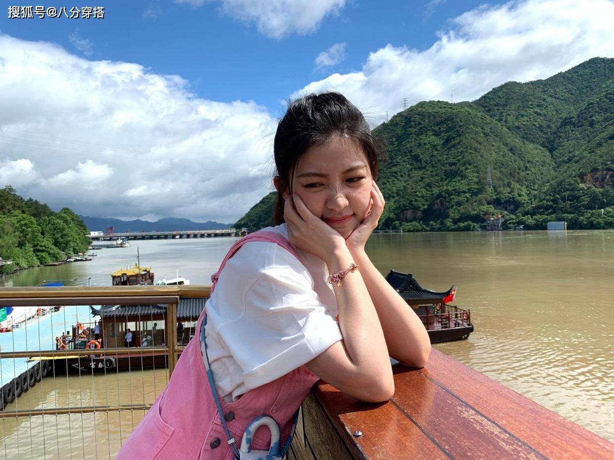 颜色|赖美云也是个“时髦精”，绿色背心配牛仔短裤清新自然，活力十足