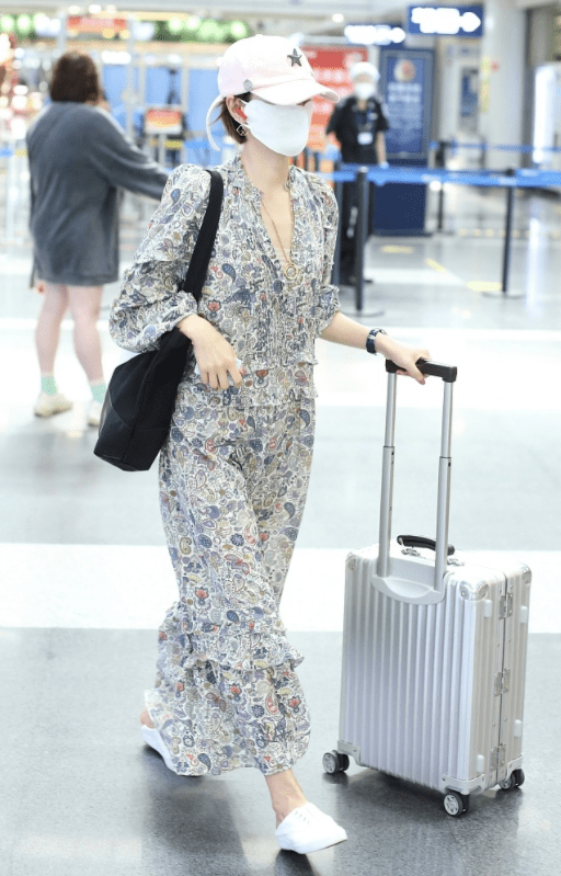 马伊琍|马伊琍从不赶时髦，一袭中式衬衫裙，看似朴素，但恰恰舒适又高级