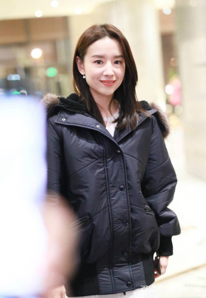 棉袄|董洁总算换造型了！不戴帽子、没有眼镜，但这大棉袄不热吗？