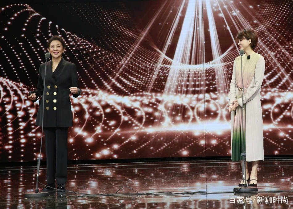 荷塘|董卿不愧是“最会穿主持人”,“荷塘裙”知性优雅,短发更是减龄