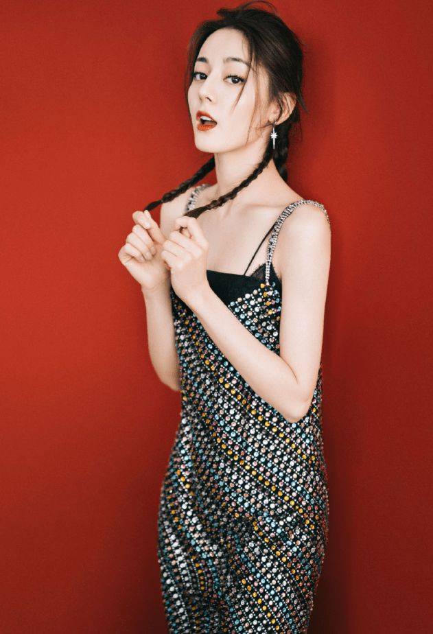 亮片|明星的时尚穿法，穿吊带裙还要叠穿一件，没想到却意外美艳动人！