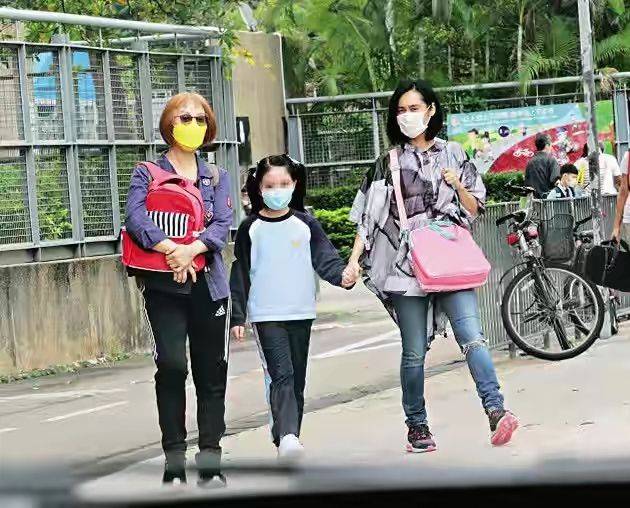 平底鞋|朱茵哪还有女神气质，上了年纪也是普通大妈，出门也得穿平底鞋!