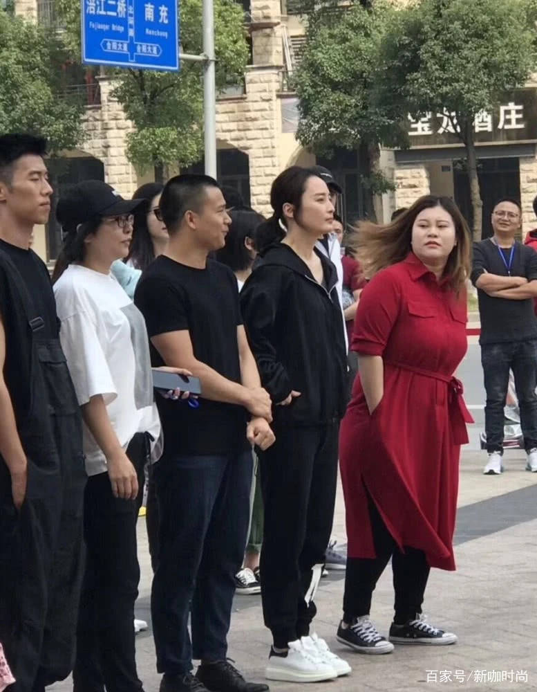 蒋勤勤|44岁蒋勤勤复工，穿休闲装身形似少女，难怪琼瑶曾赞她：轻柔似水