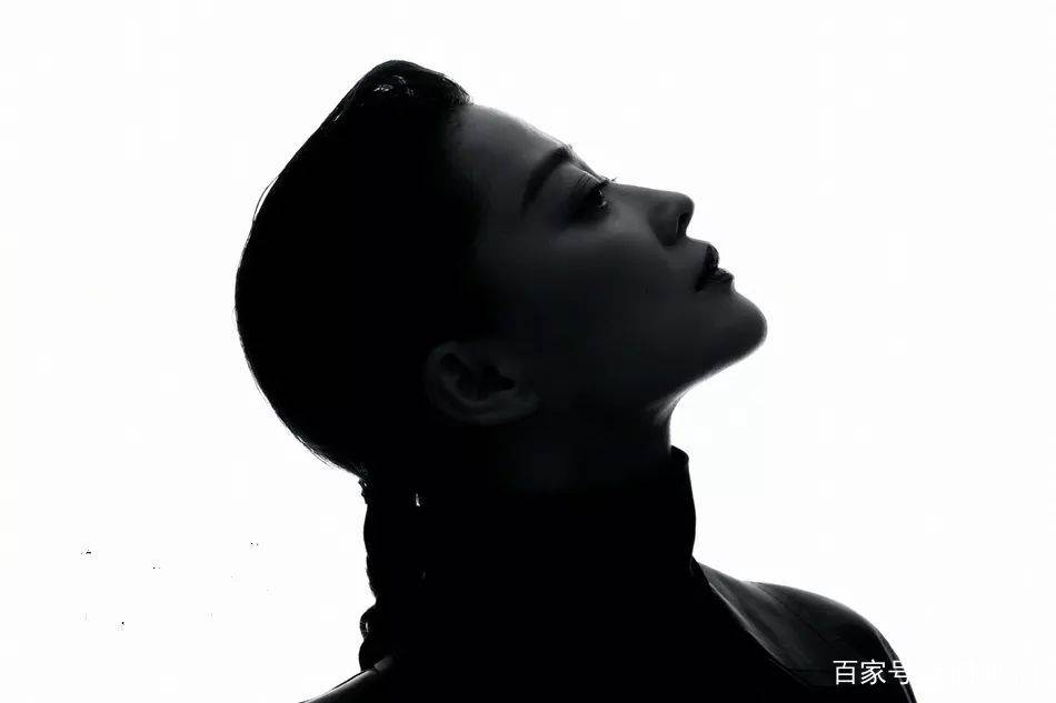 刘海|梅婷梳起背头气场大到“认不出”！穿简约纯色装，眼神太“狠”了