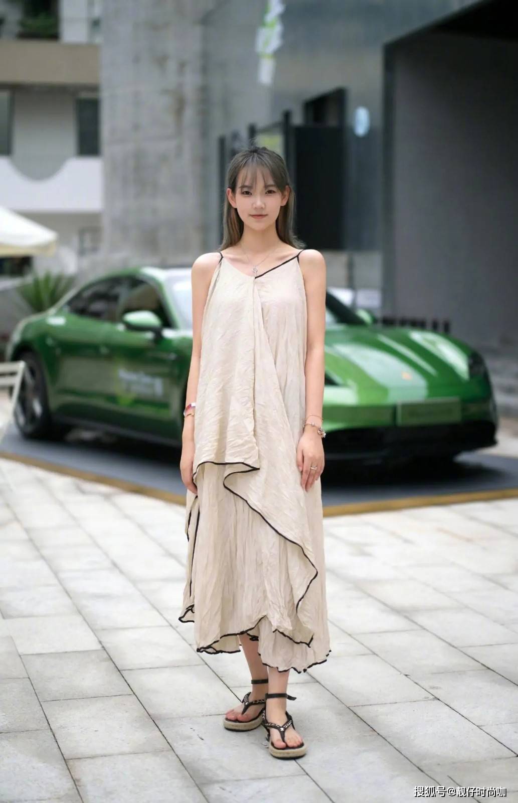 女生|夏天必备连衣裙，小清新女生怎样穿才养眼？这3个方案时髦又可爱