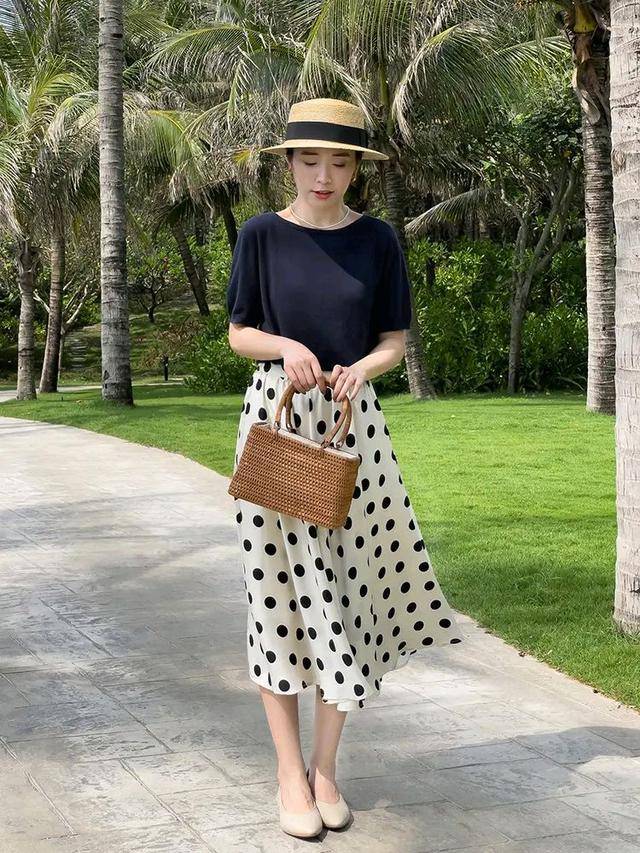 王者|小个子法式经典黑白穿搭，波点图案也是复古圈的王者。