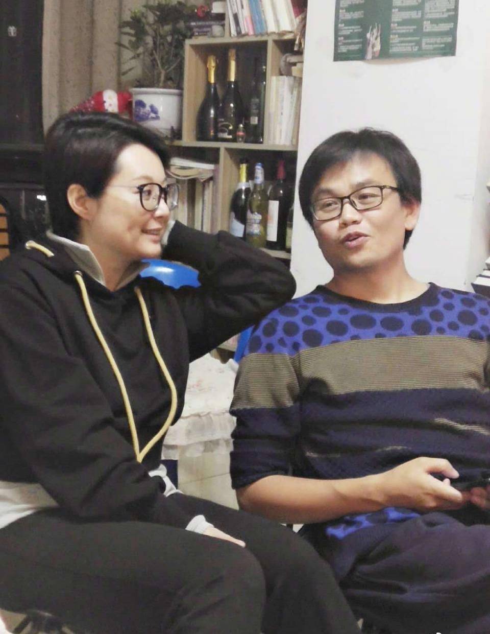 外套|袁立穿T恤参加启动仪式，胖的自然真实，就是个地地道道的大妈 ！