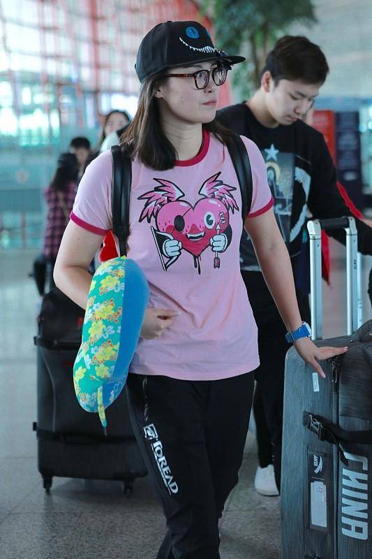 原创游泳冠军傅园慧身穿白色百褶裙看起来温柔又淑女