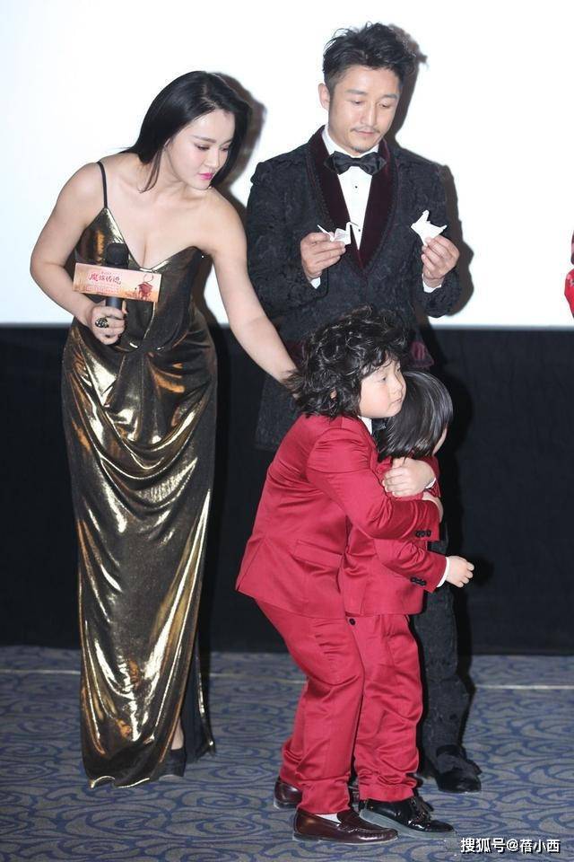 金色|冉莹颖身穿“液体裙”亮相,单肩吊带尽显好身材,看起来雍容华贵