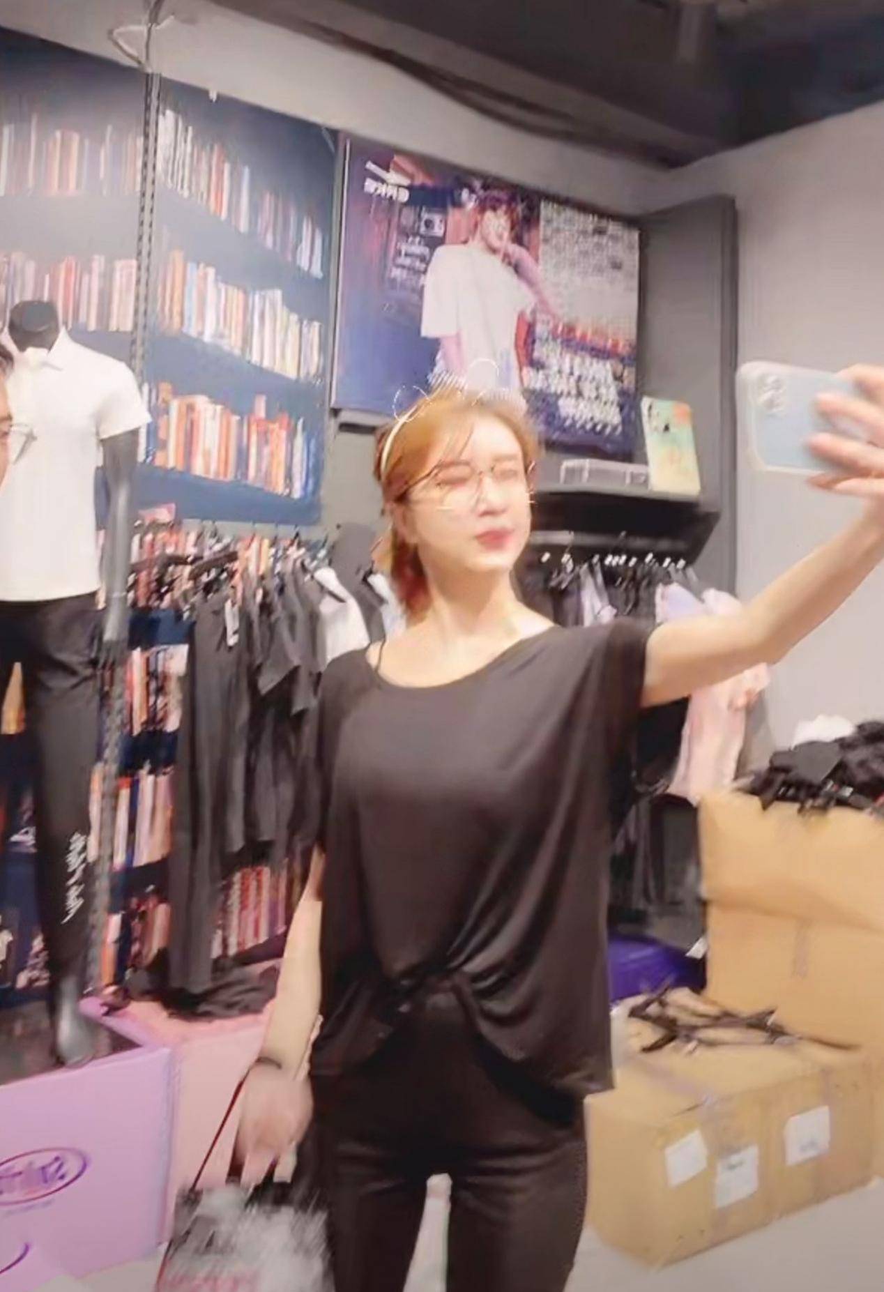 身材|金巧巧外出吃大排档,穿百元T恤怼脸直播,鸡蛋白肤质比爱豆还嫩