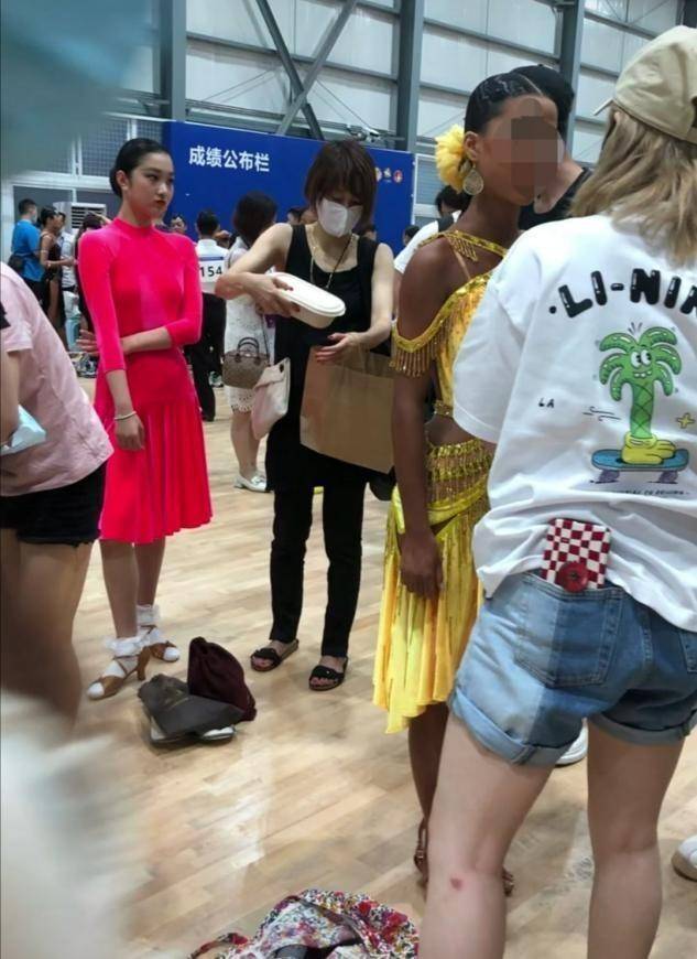 关键|45岁马伊琍带女儿比赛！爱马穿红裙有明星范，她却暴瘦得不敢认