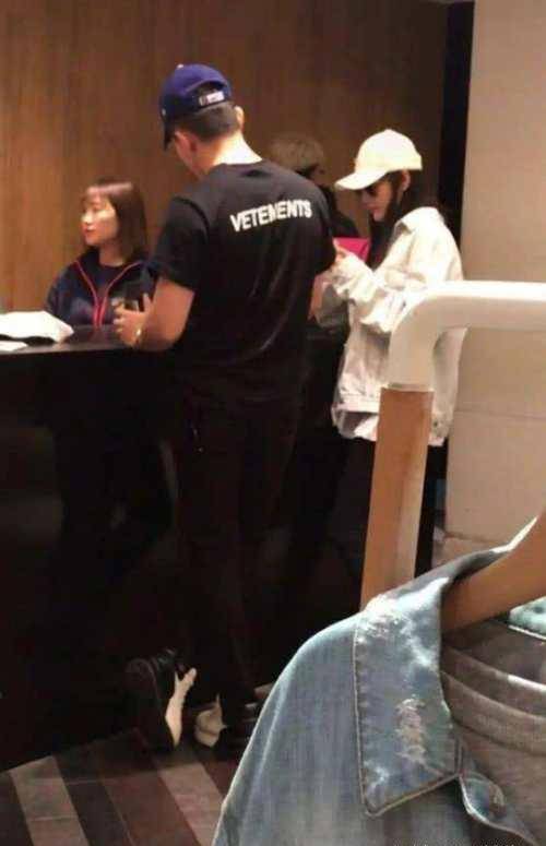 牛仔|张馨予携何捷逛商场，穿牛仔外套配无痕裤好显瘦，二人紧贴真甜蜜