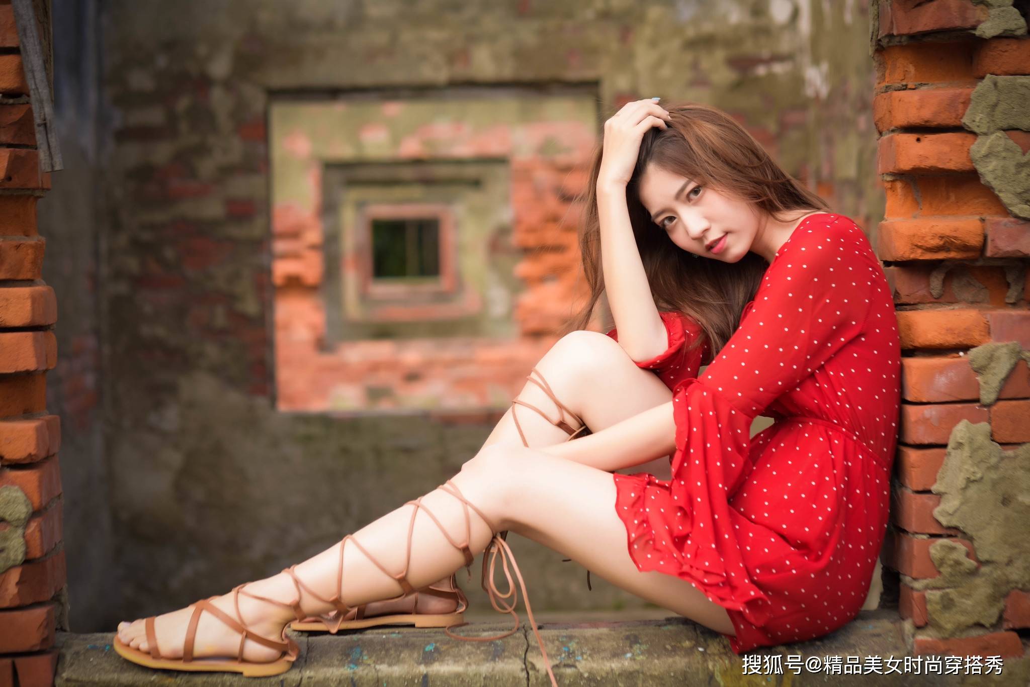 设计|小姐姐红色波点连体装，青春灵动又凸显活力洋气，满满的少女风