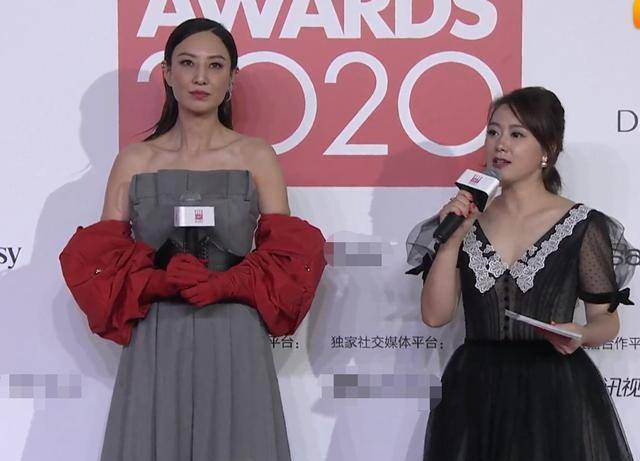 钟楚曦|风尚大典女星比美：辛芷蕾裙子太紧挤出肉，95花齐穿粉裙有点土
