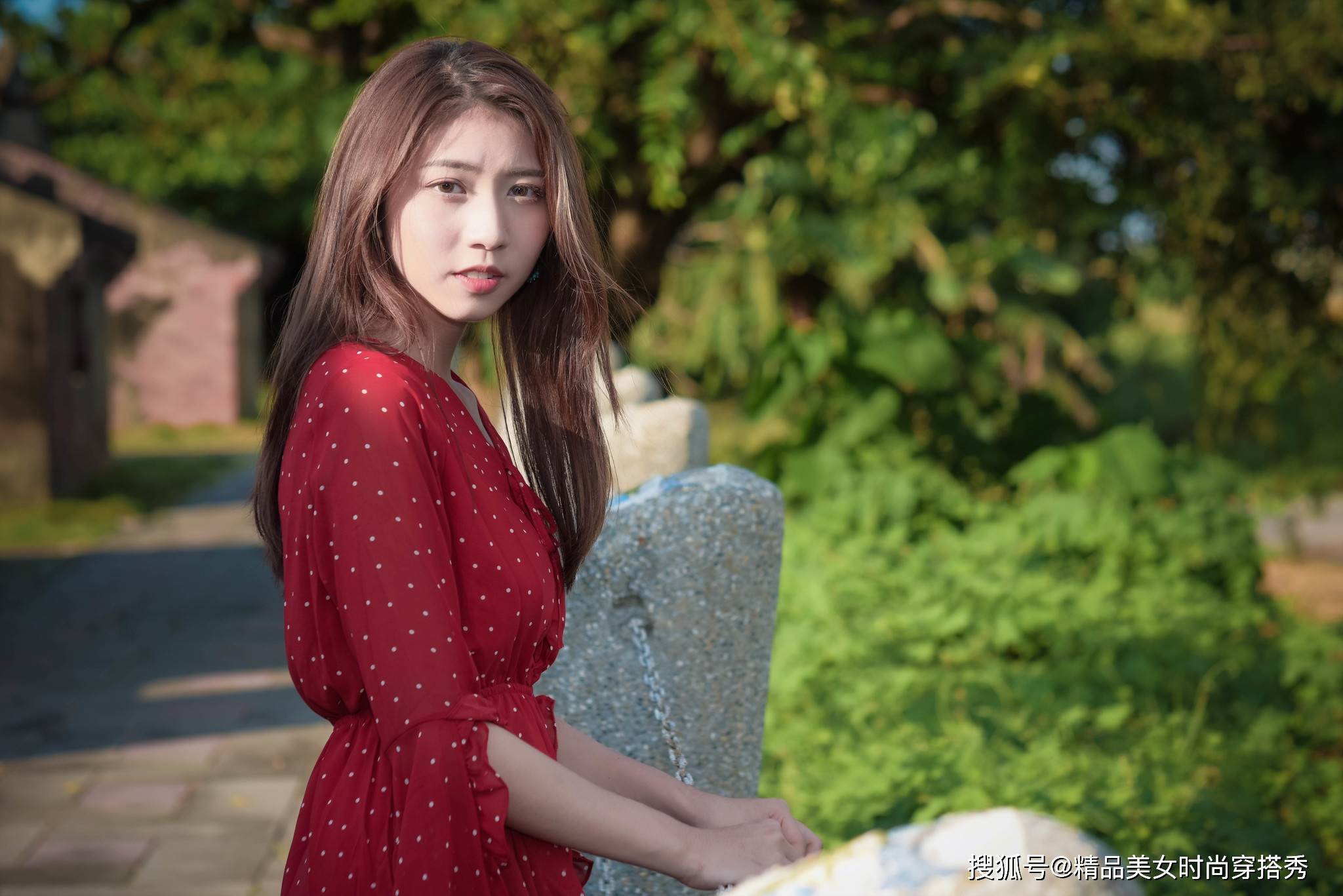 设计|小姐姐红色波点连体装，青春灵动又凸显活力洋气，满满的少女风