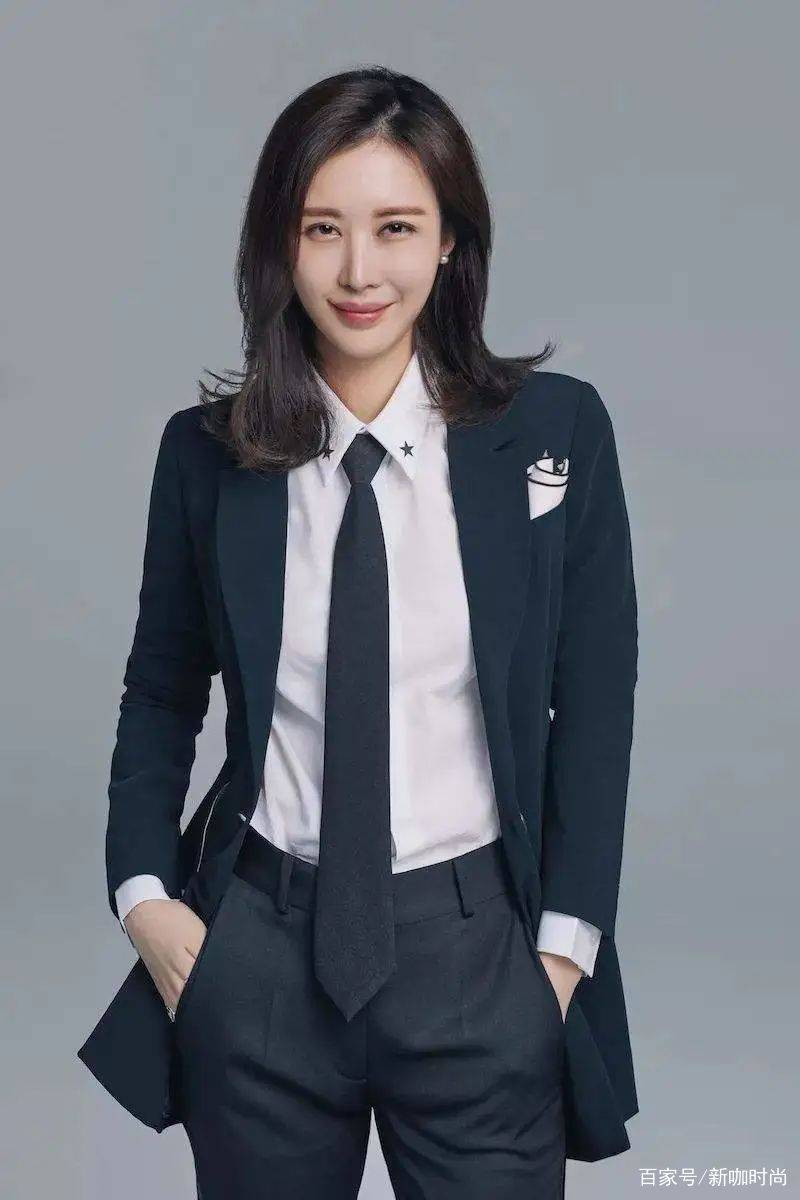 田朴珺|39岁田朴珺晒运动照,小吊带搭配紧身裤,嫁王石后越活越年轻