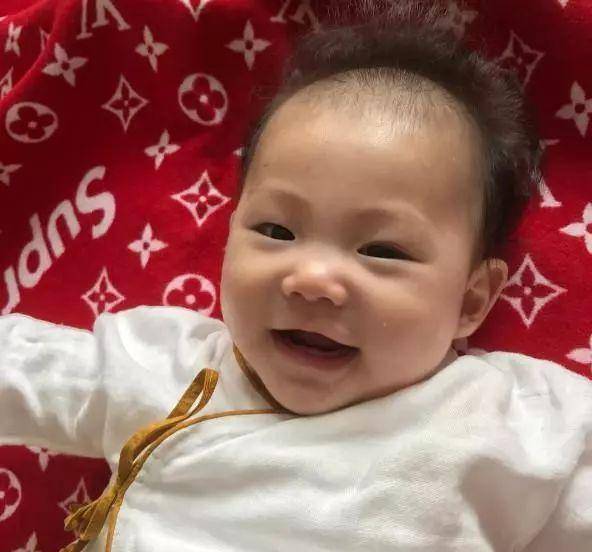 女儿|陈冠希晒女儿萌照，Alaia笑眼弯弯，身背香奈儿包包从小被富养