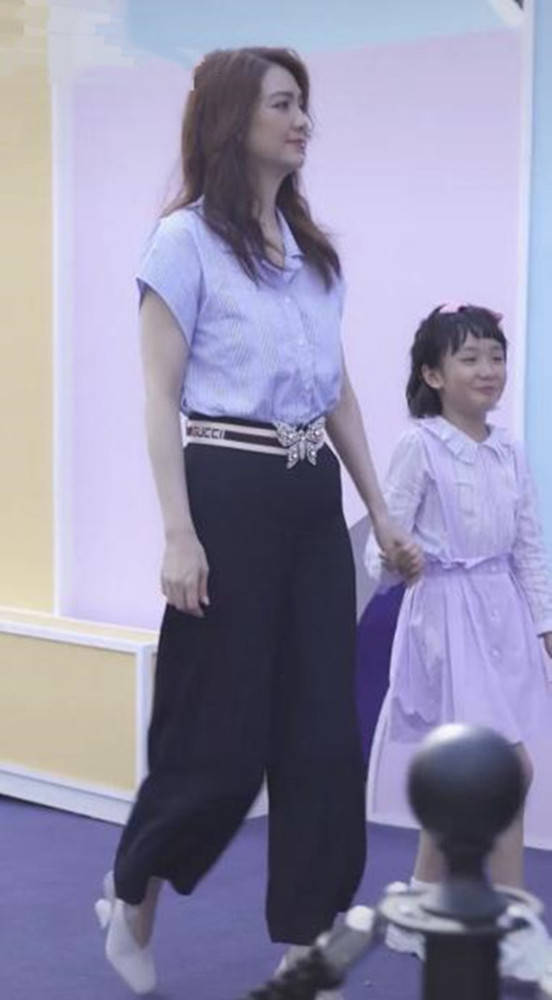 洪欣|洪欣终究是“败”给了岁月,带娃走红毯肚腩明显,好在穿搭加分了