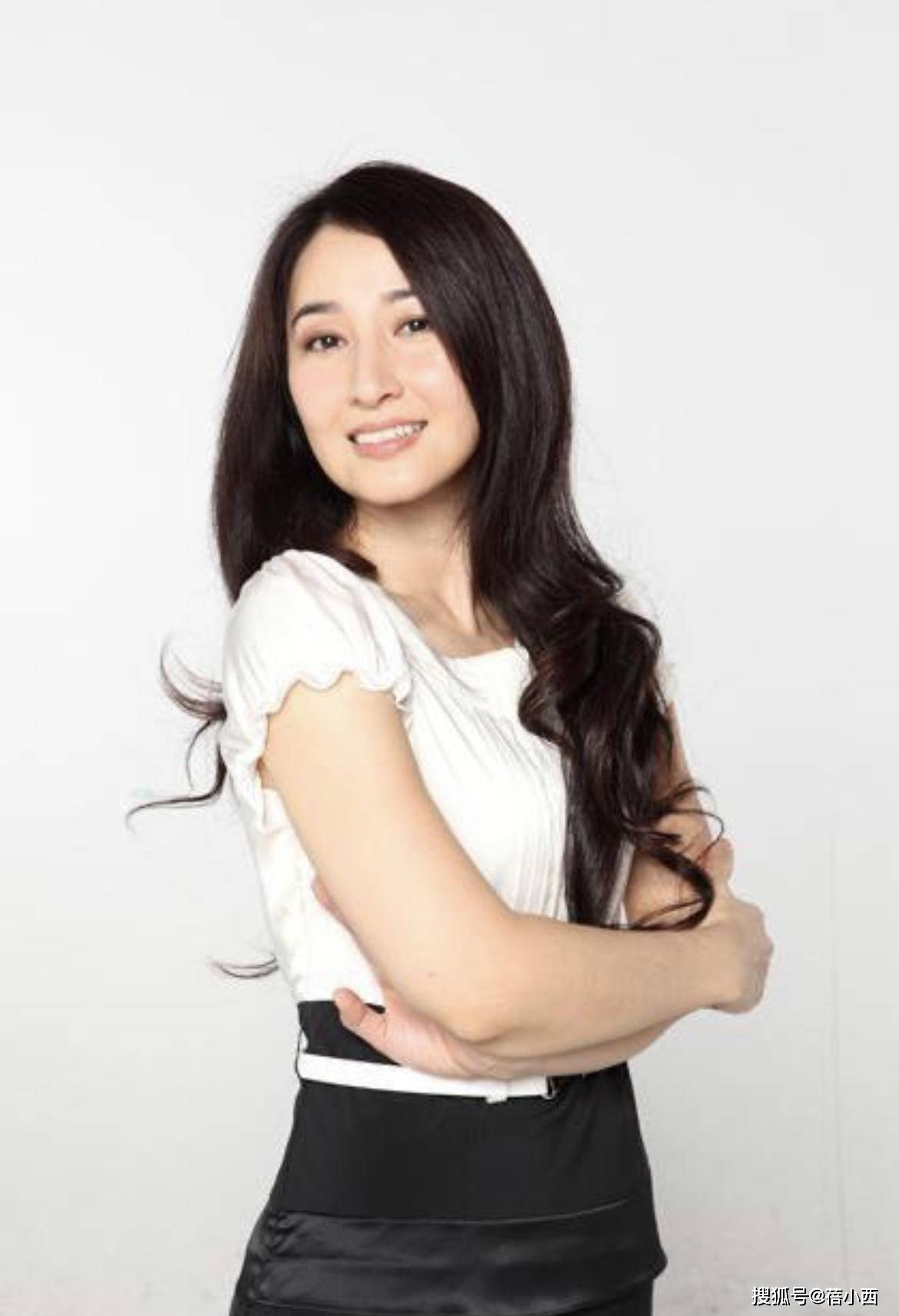 设计|关咏荷不愧是张家辉的老婆，一身白+红搭配超减龄，看不出57岁了