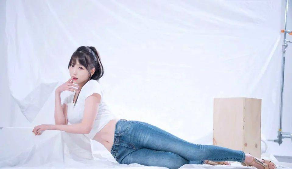 高跟鞋|紧身牛仔裤与身材的完美贴合，所以才会如此迷人