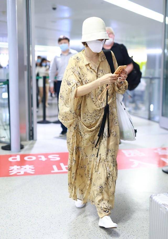 马伊琍|马伊琍越来越放飞自我了，穿不合身材的裙子像大妈，太浪费身材了