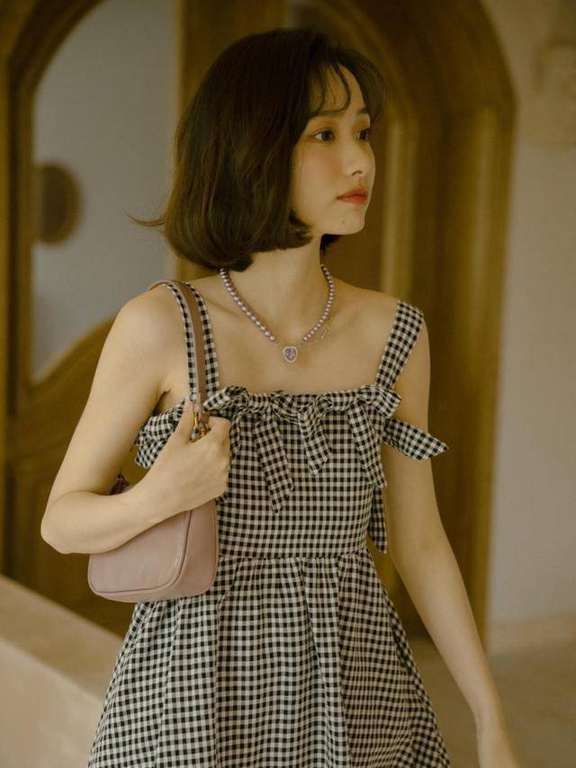 设计|元气少女都爱穿的吊带裙，日系复古，俏皮又灵动，美如初恋女友