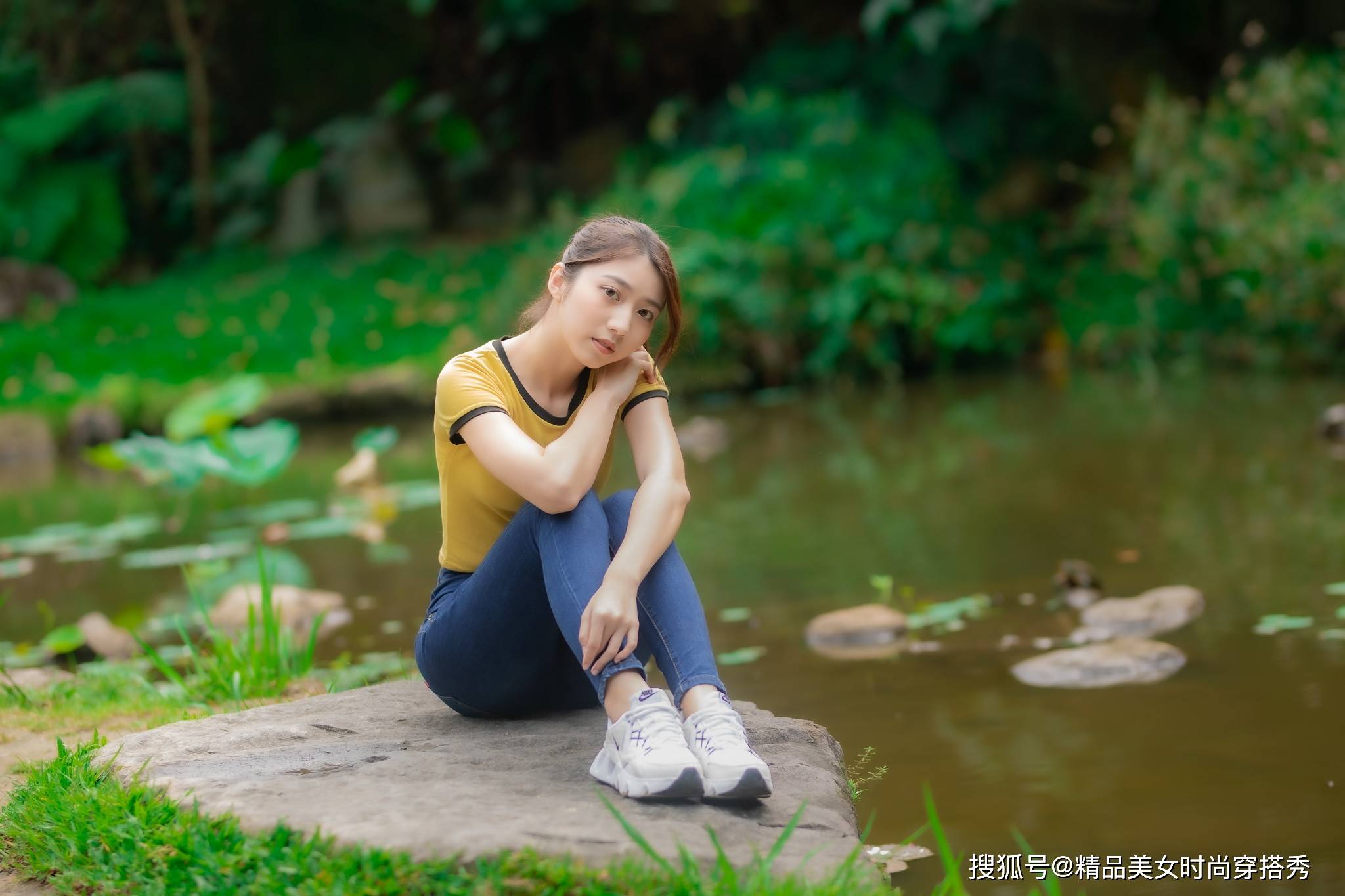 整体|蓝色紧身牛仔裤，十分的简约百搭，展现出完美的身材曲线
