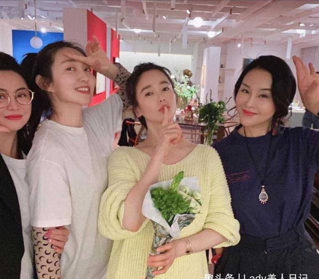 左小青|左小青素颜好真实，黄色针织衫配紧身裤太洋气，难怪陈道明也欣赏