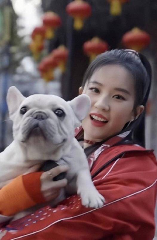 服装|“酷飒”风格正流行，刘亦菲的国风时尚，看着就有一种青春活力感