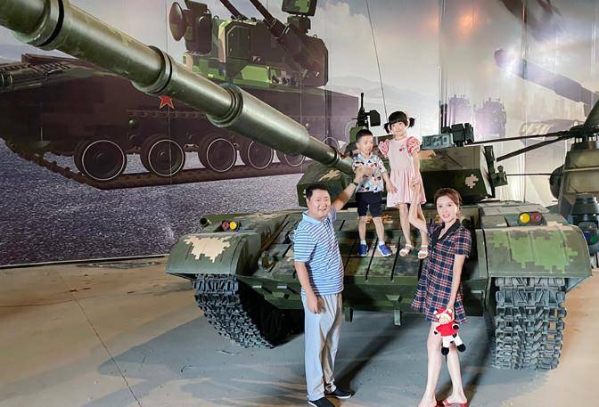 身材|金巧巧外出吃大排档,穿百元T恤怼脸直播,鸡蛋白肤质比爱豆还嫩