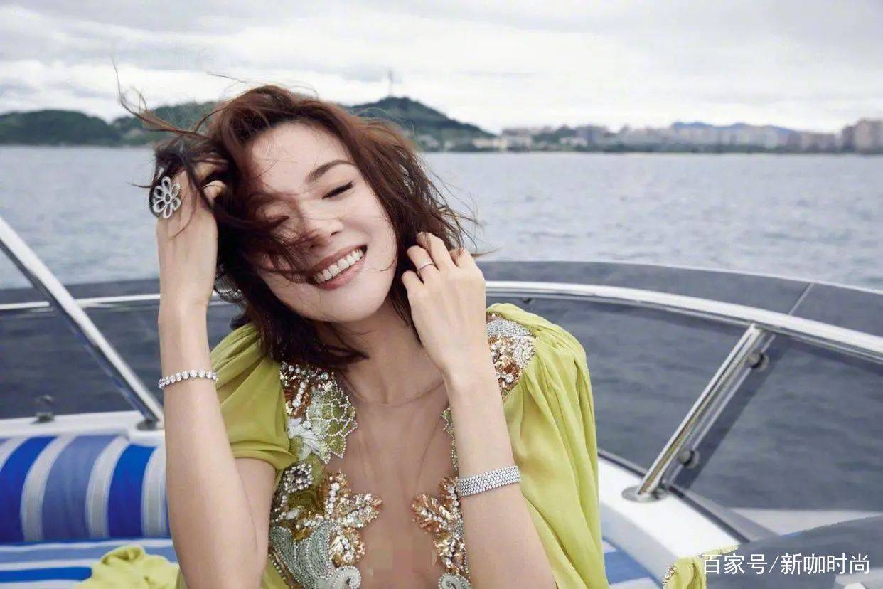 样式|这驾驭力绝了！章子怡穿“芥末绿”长裙华丽复古，女神范满分