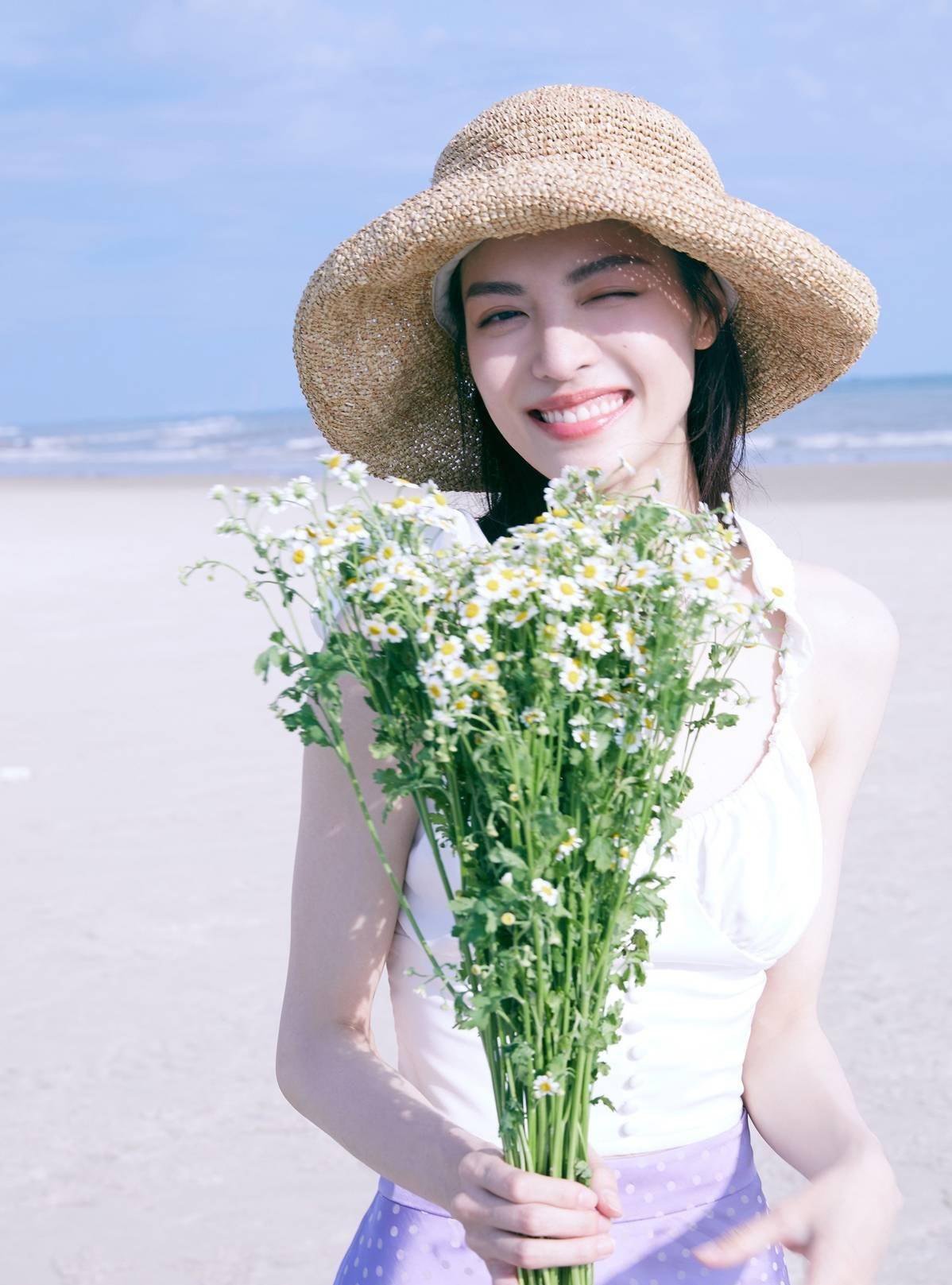 进行|钟楚曦偏爱“小清新”风格，吊带配“虞姬”裙，甜美温柔似仙女