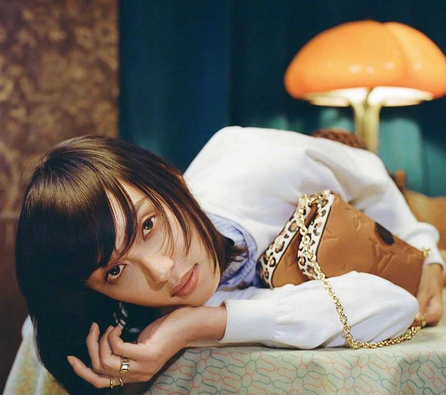 服装|“梅艳芳”扮演者最新港风大片来袭,厚嘴唇的状态,真挺有韵味的