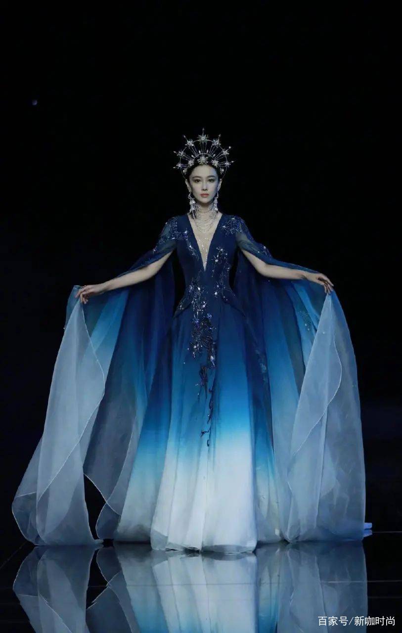 样式|张馨予美到炸裂!穿深V渐变裙化身“星月女神”,戴上头冠更霸气