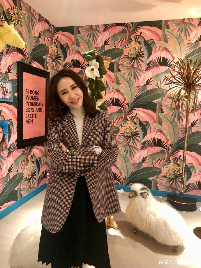 戴一|10亿阔太黎姿罕见秀美背，穿吊带花叶长裙，48岁身材真养眼