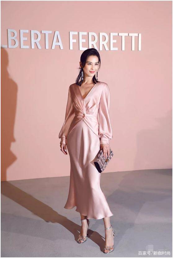 黄圣依|37岁黄圣依扮嫩成功,粉色上衣搭超短裤,时髦高级两不误