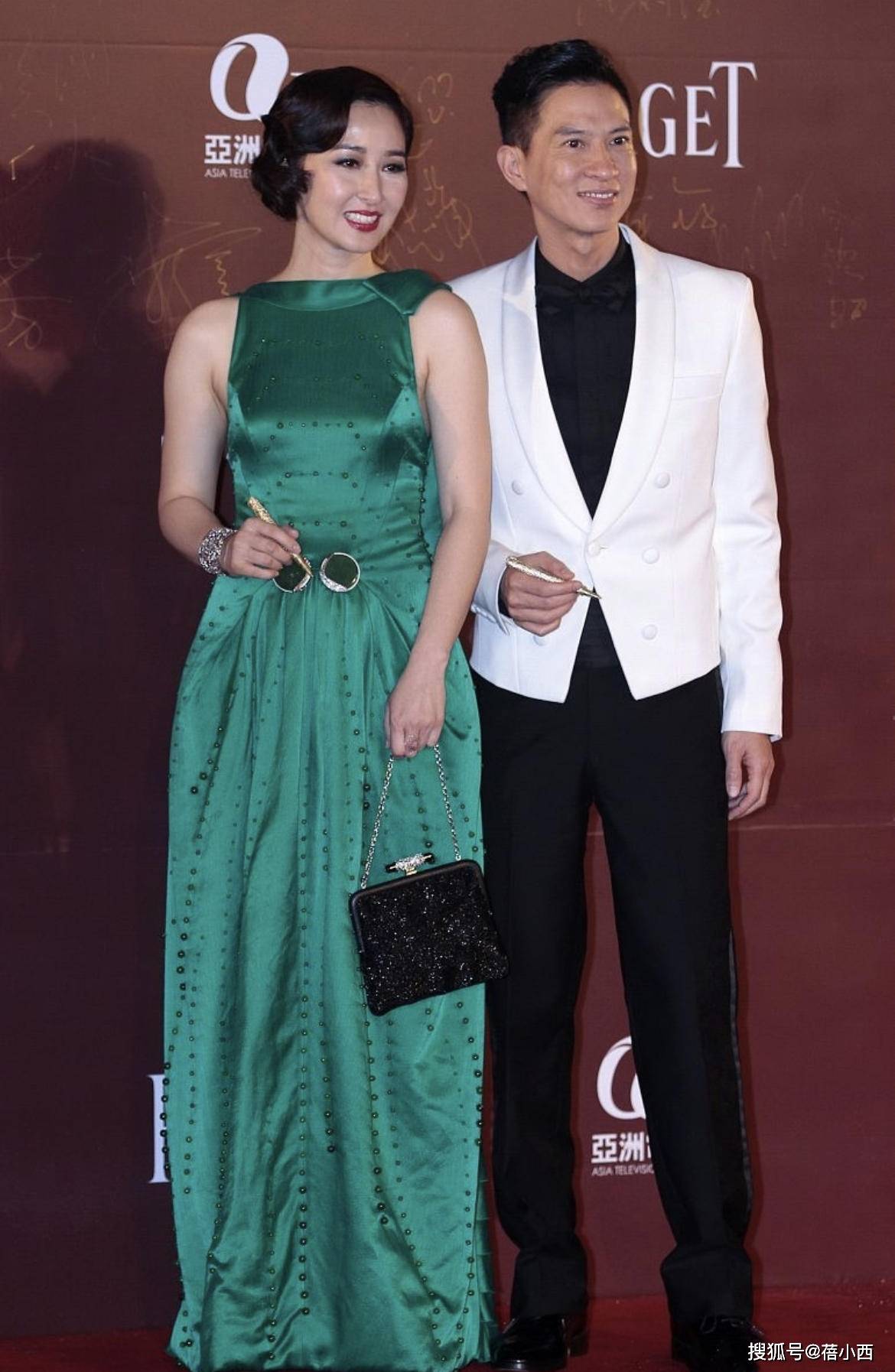 设计|关咏荷不愧是张家辉的老婆，一身白+红搭配超减龄，看不出57岁了