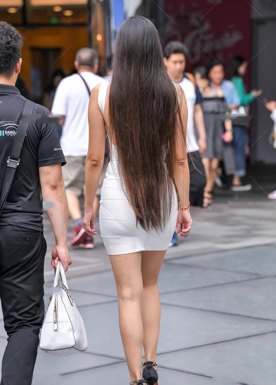 白系|紧身牛仔裤搭配蓝色针织上衣,曲线比例很优秀,诠释惬意的休闲美