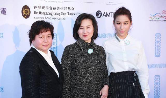 花呢|“赌王”女儿何超琼何超莲，二人相差29岁，穿着得体各有各的美