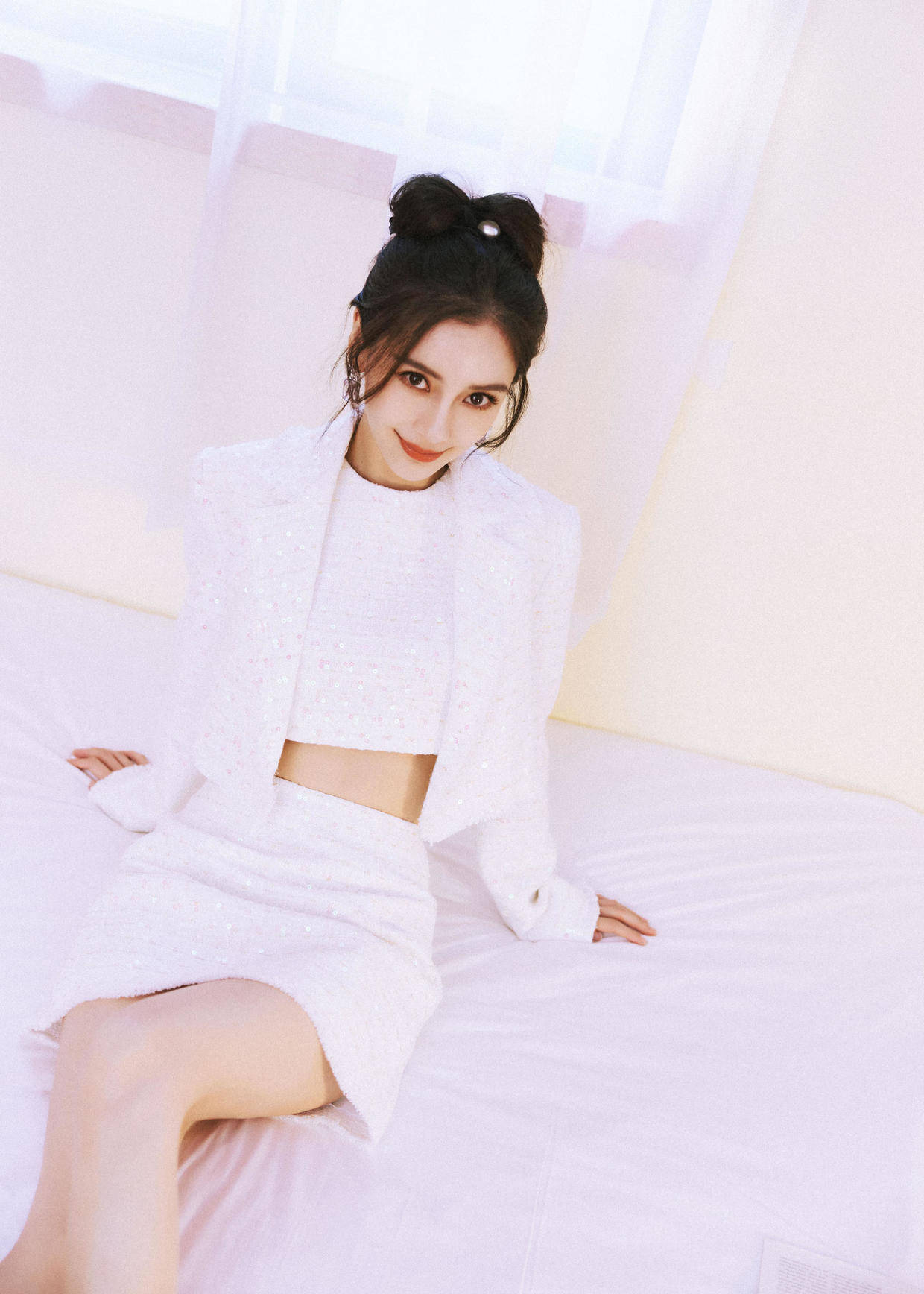 设计|Angelababy又美到我了，背心配半身裙随性低调，当妈了身材仍纤细