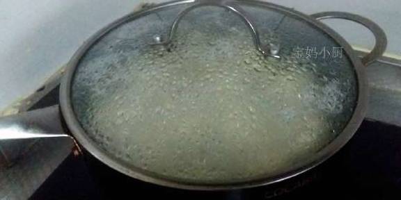 做法|偷懒做的早餐全家吃上瘾,暄皮脆底,鸡蛋抱着包子一锅出,遭抢