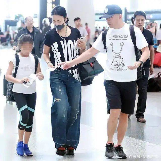 样式|那英演绎别样时尚,简约黑T搭超宽牛仔裤,居然意外显腿长