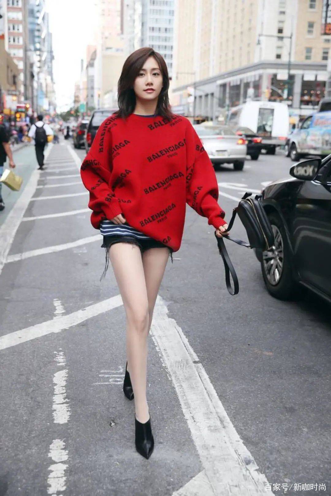 迷彩|郑钧小15岁娇妻真会穿，黑T搭迷彩超短裙，少女感溢出屏幕