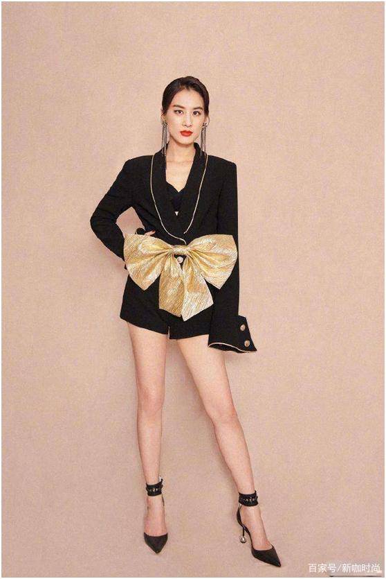 黄圣依|37岁黄圣依扮嫩成功,粉色上衣搭超短裤,时髦高级两不误