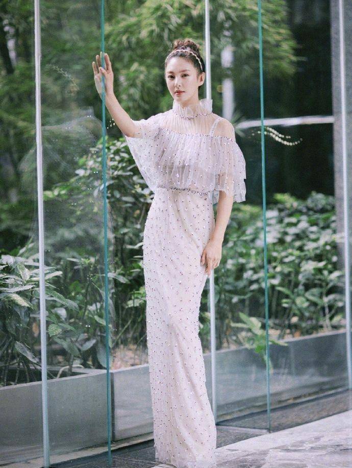 设计|张雨绮女王范十足，穿一袭淡粉色轻纱吊带裙惊艳亮相，尽显女人味