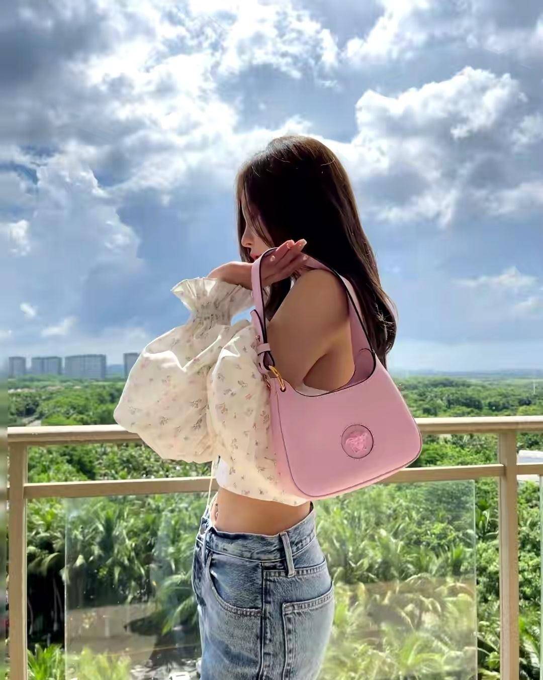 自拍|沈梦辰背辱华品牌包包晒自拍，专门给了镜头特写，网友痛批不爱国