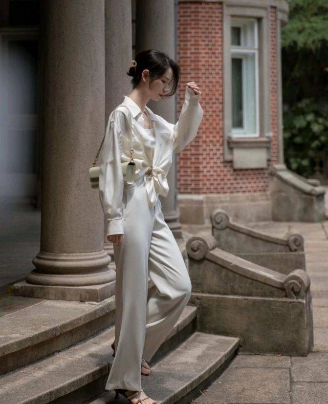 服装|极简的穿搭风格看似随意，却不经意间透露着高级，温柔又有气质