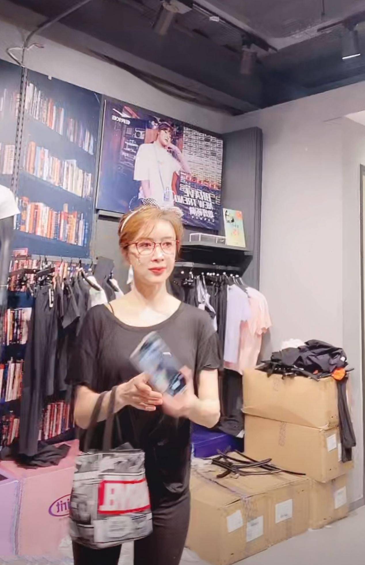 身材|金巧巧外出吃大排档,穿百元T恤怼脸直播,鸡蛋白肤质比爱豆还嫩